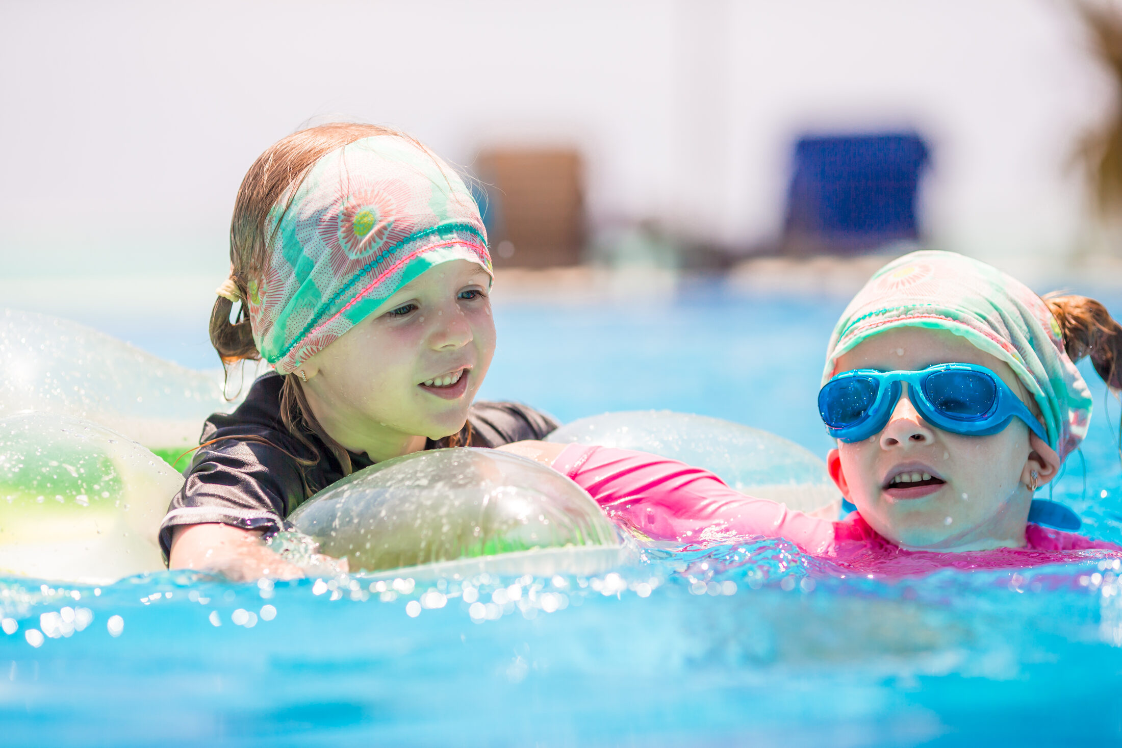 Kinder entspannen nach dem Schwimmtraining im Freien