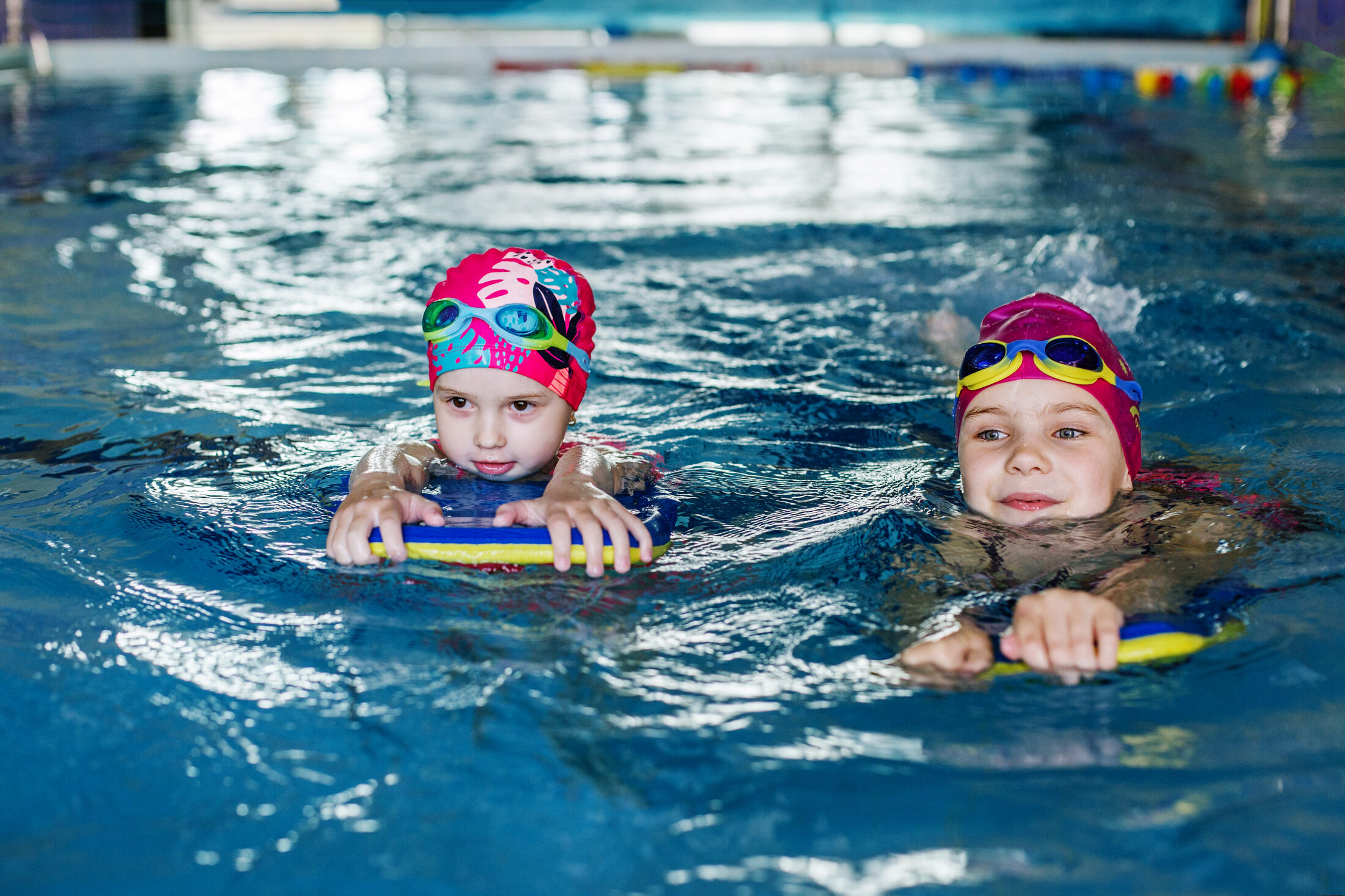 Kinder lernen mit Schwimmbrettern schwimmen in Ratzeburg