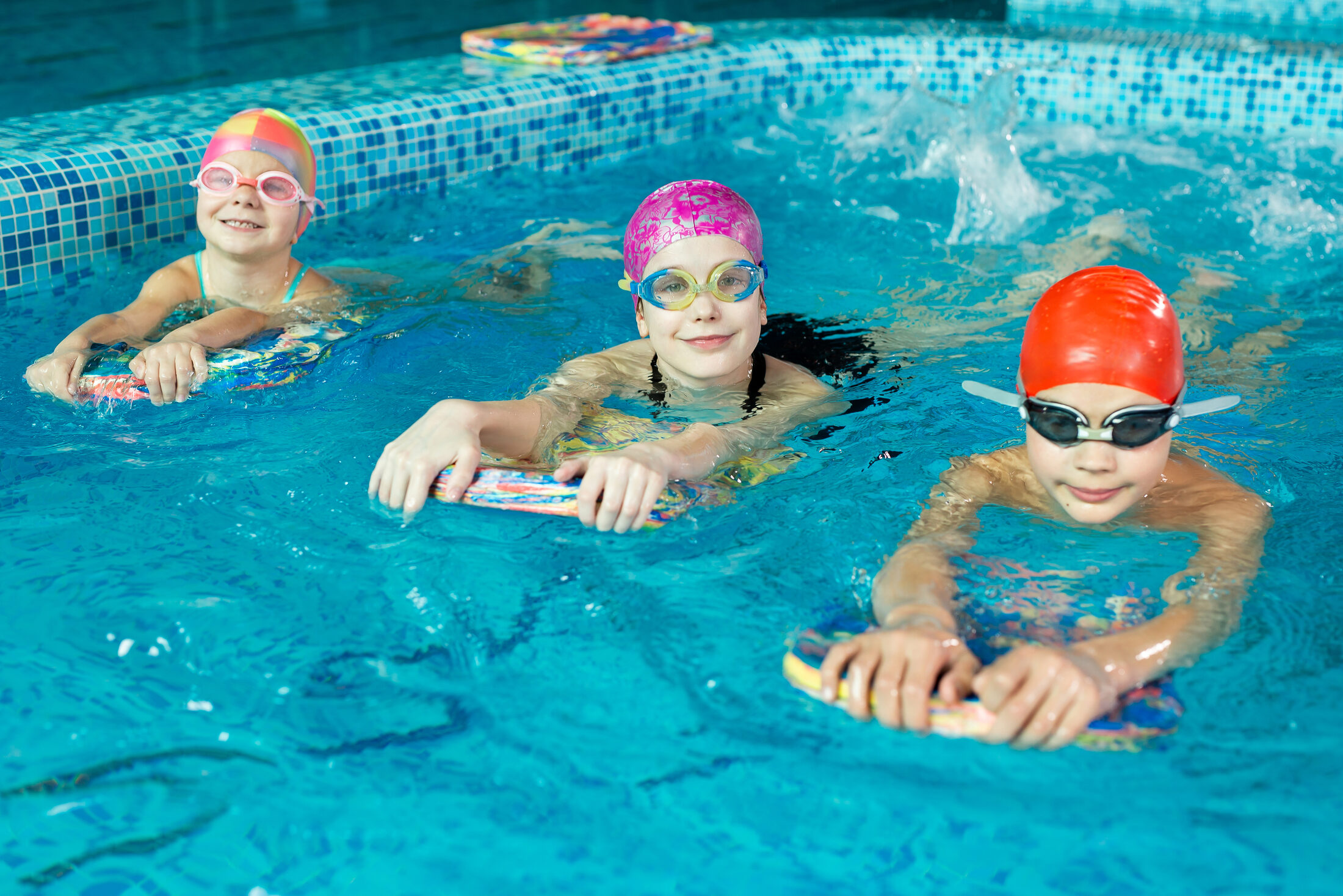 Jungen und Mädchen lernen gemeinsam schwimmen